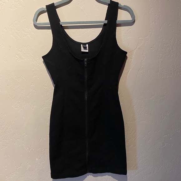 Tight zip up little black dress - Picture 1 of 3